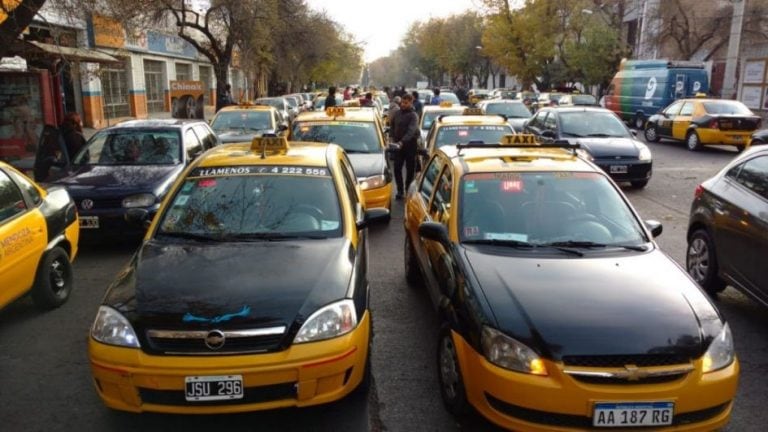 Taxistas se manifiestan contra Uber. (Foto: Ignacio Blanco/ Los Andes)