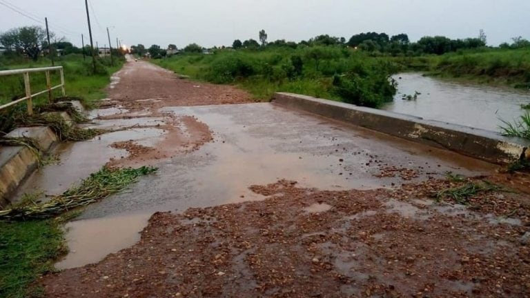 El vehículo fue arrastrado por la corriente del arroyo La Despedida, que desbordó por las intensas precipitaciones. (Foto: Época)