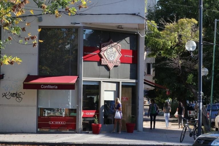 Asaltaron una reconocida panadería platense y se llevaron $40 mil.