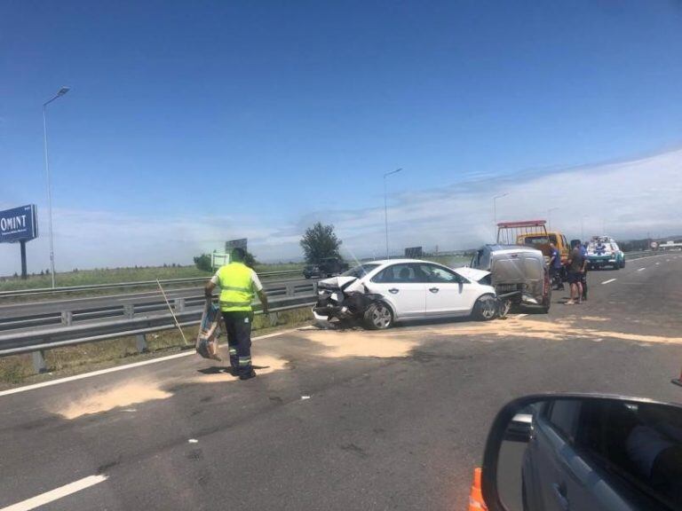 El resultado de un choque en cadena en la mañana de este sábado. (Foto: gentileza ElDoce.tv).