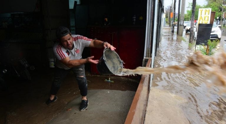 El agua de la lluvia también trajo complicaciones a los frentistas.