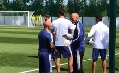 Jorge Sampaoli y Willy Caballero dialogan durante una práctica argentina en Bronnitsy.