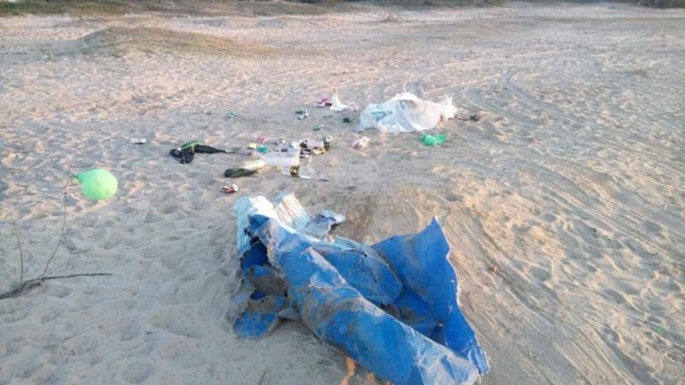 La fiesta en la playa incluyó música y DJ pero dejó gran cantidad de basura en la arena. (Facebook)