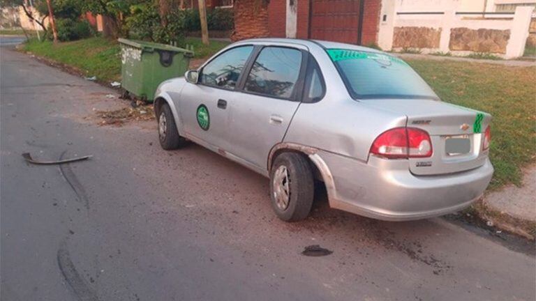 La conductora perdió el control de su automovi e impactó contra una remís que se encontraba estacionado.