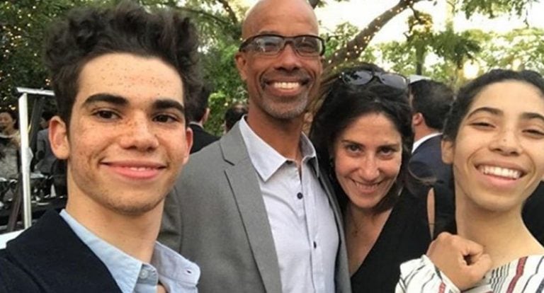 Cameron Boyce junto a su madre Libby, su padre Victor y su hermana Maya. (web)