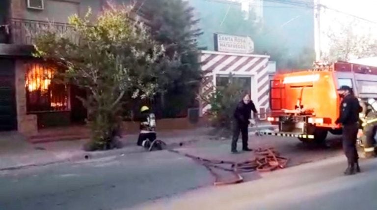 Los bomberos combatiendo el incendio del interior de la vivienda (El Diario)