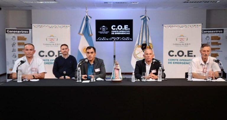 El secretario de Salud provincial, Pablo Jure (izq.), junto a demás miembros del COE que dirige el Dr. Omar Gutiérrez (centro), al presentar el informe N° 35.