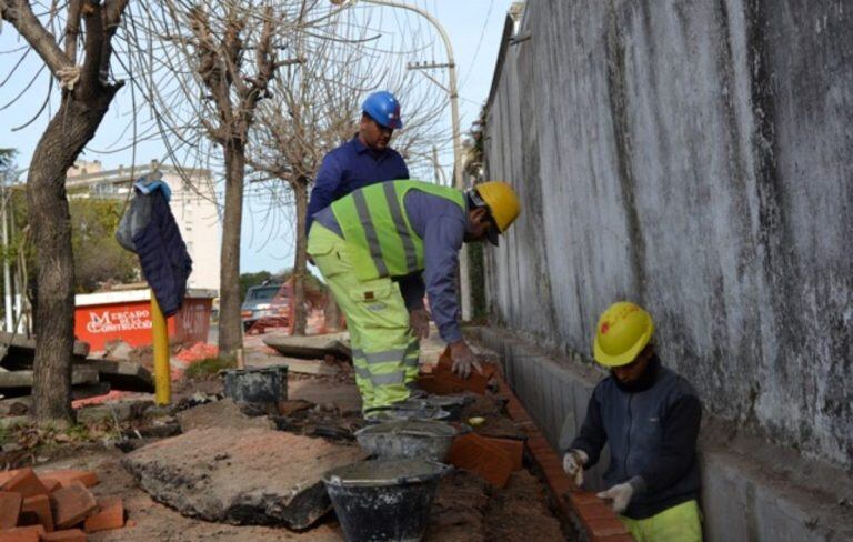 Las veredas ya están terminadas y se trabaja en la fachada.