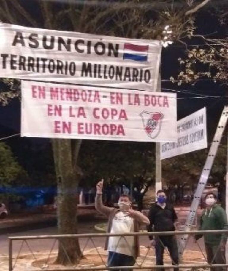 En Asunción recibieron a Boca con burlas e insultos (Twitter)