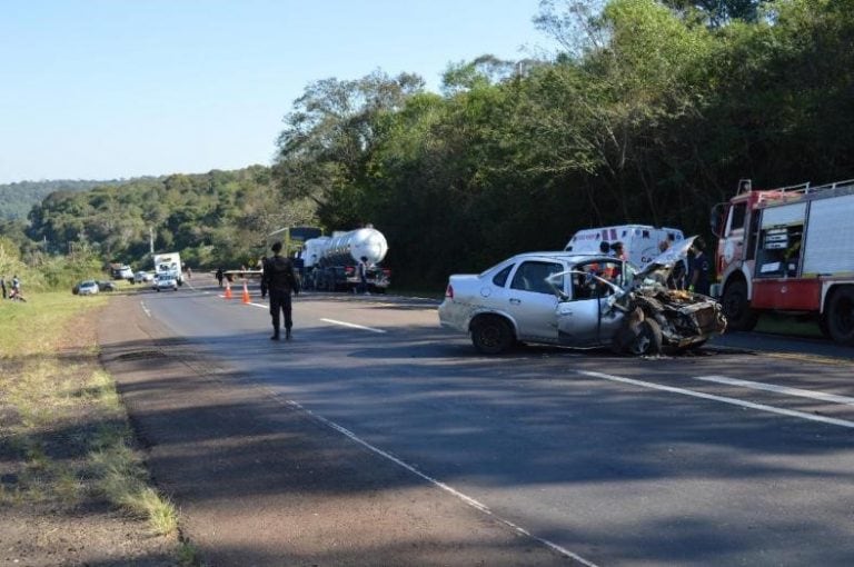 Choque frontal entre dos vehículos, mientras intentaban ordenar el tránsito del anterior accidente.