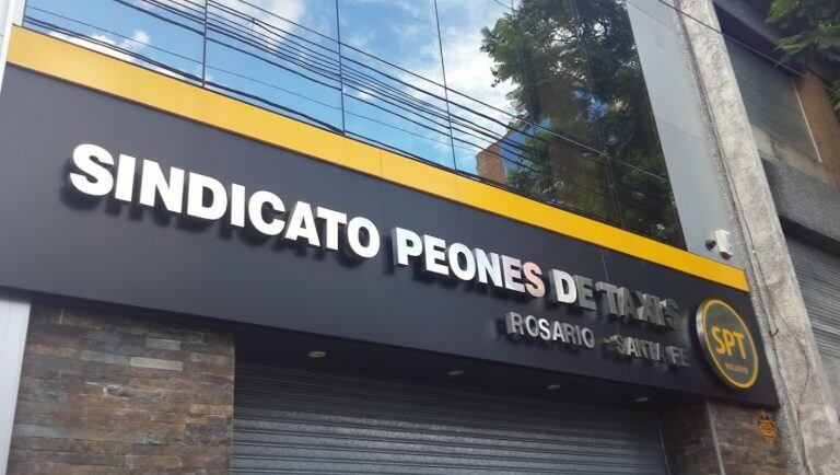 Con su secretario general removido, la comisión directiva del Sindicato de Peones de Taxis pasa la noche en la sede gremial. (Archivo)