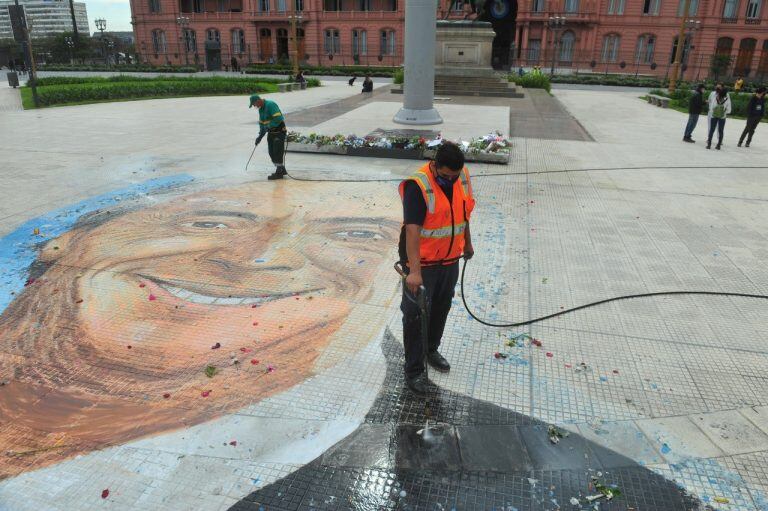 Remueven el homenaje a Néstor Kirchner que realizaron en Plaza de Mayo. (Clarín)