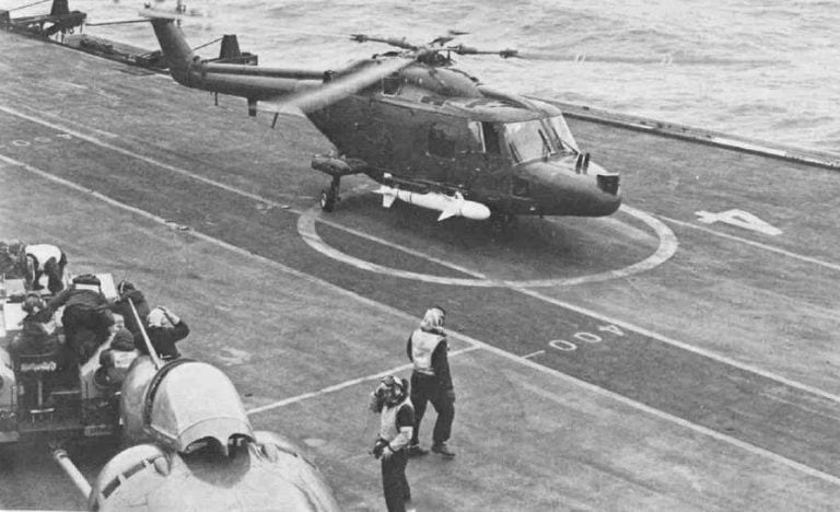 Un helicóptero Lynx armado con misiles Sea Skua, en la cubierta del portaaviones británico Hermes durante la guerra de las Malvinas.