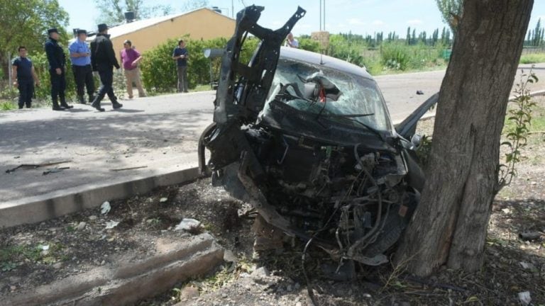 Así quedó el Fiat Siena en el que viajaban cinco jóvenes.