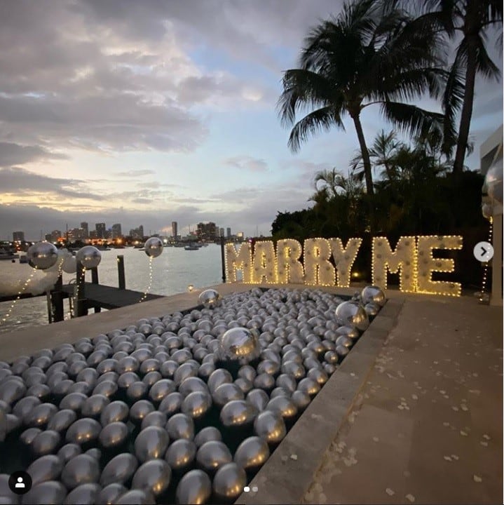 El cartel hecho con globos que dice "casate conmigo".