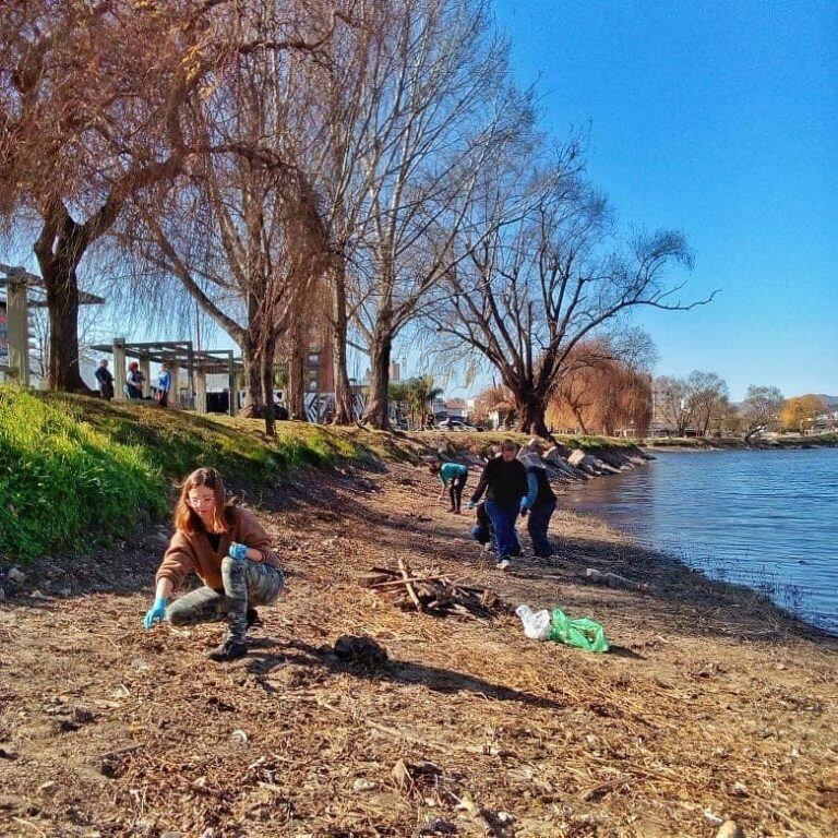 Jornada de limpieza en el lago San Roque