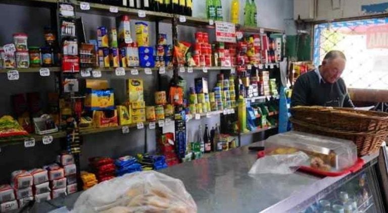 Las ventas en los comercios cayeron en febrero.