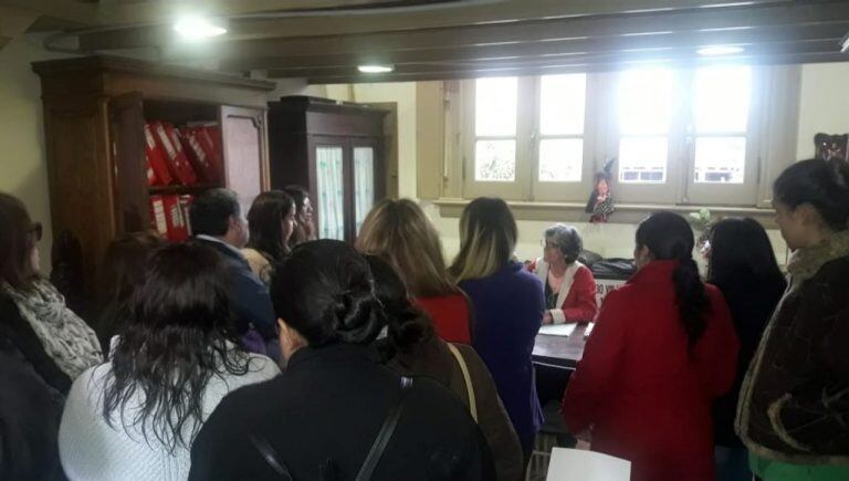 A primera hora madres y padres de alumnos del establecimiento tuvieron una reunión con directivos, en busca de respuestas ante el caso de la auxiliar docente acusada de abusar de los niños de Jardín de Infantes.