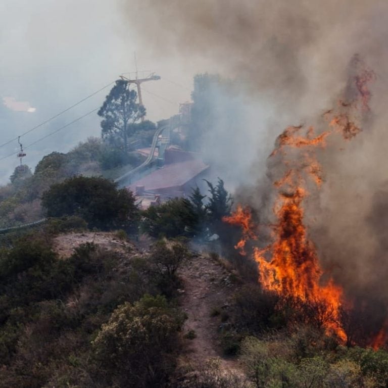 Así llegaba el fuego a "Aerosilla Los Cocos". (Foto: Mario Tizón / Aerosilla Los Cocos).