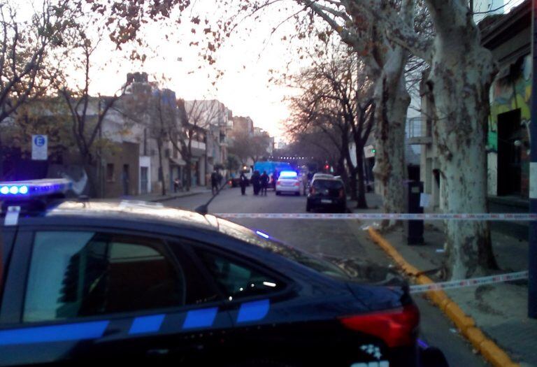 El conductor fue acribillado cuando estaba al mando de un auto en el ingreso de una cochera en Brown al 2800. (@joreduperez)