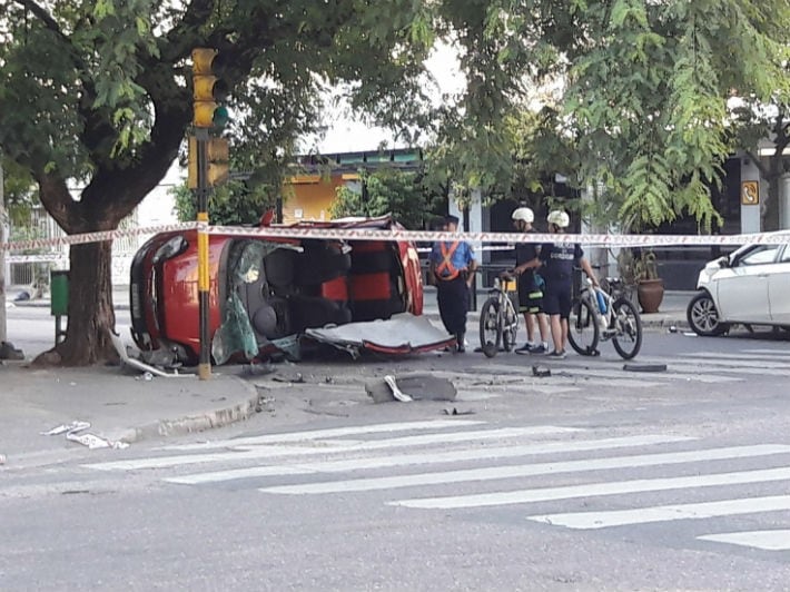 El auto quedó tumbado y se le debió cortar el techo.