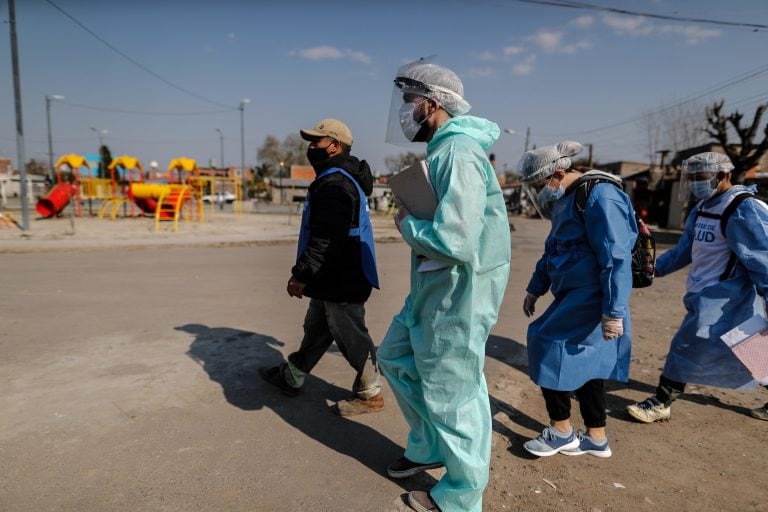 Trabajadores de la salud recorren la ciudad Villa Fiorito en busca de personas sospechosas y/o positivas de coronavirus (EFE/ Juan Ignacio Roncoroni)