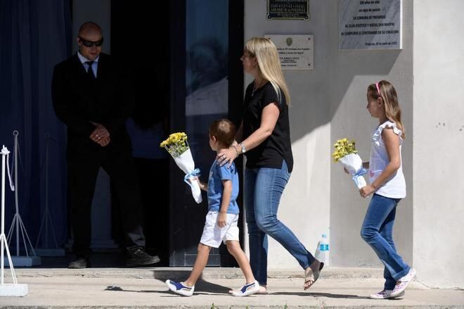 Vecinos, familiares y amigos llegaron hasta el club para despedir a Emiliano Sala.