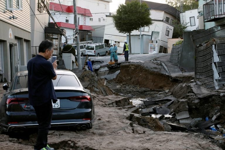 Se registraron al menos nueve muertos y más de 20 desaparecidos por el terremoto. Foto: EFE.