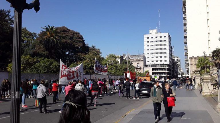 Diferentes agrupaciones marcharon frente a Casa de Gobierno.