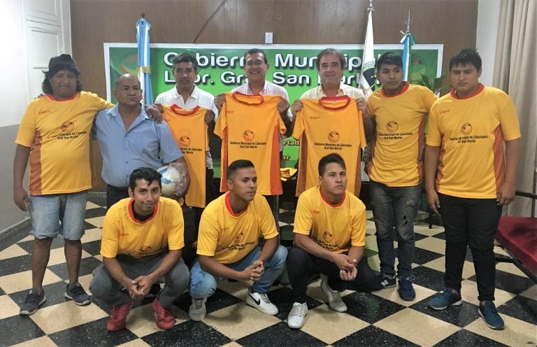 Bernis y Jayat con los deportistas que recibieron el juego de camisetas.