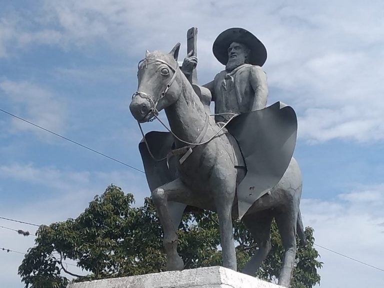 Jorge Cafrune, el cantor carmense, en la estatua que lo perpetúa con la guitarra y en su montura.