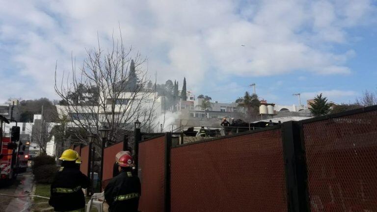 Incendio en un complejo de departamentos.