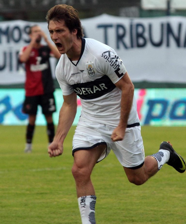 El DT de Boca, Guillermo Barros Schelotto, cuando vestía los colores de Gimnasia (LP).