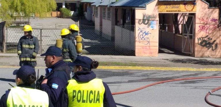 El colegio secundario recibió 16 llamados, por lo que decidieron suspender las clases (bariloche2000).