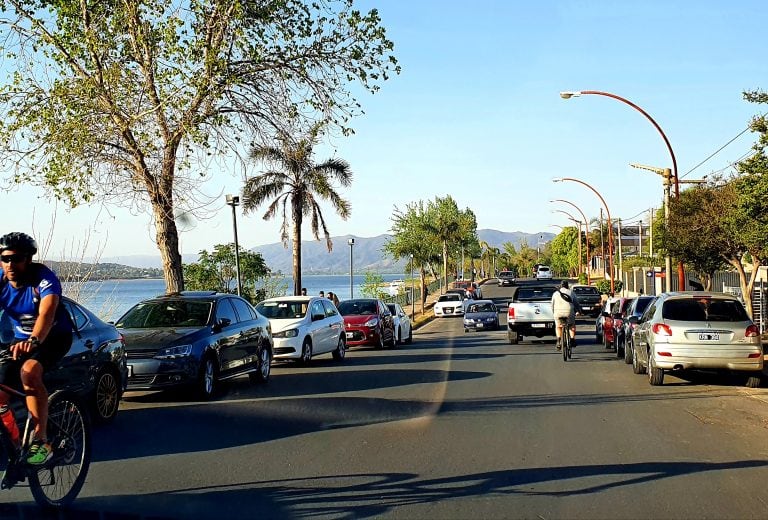 Costanera a plena tarde y con un cielo despejado en la ciudad.