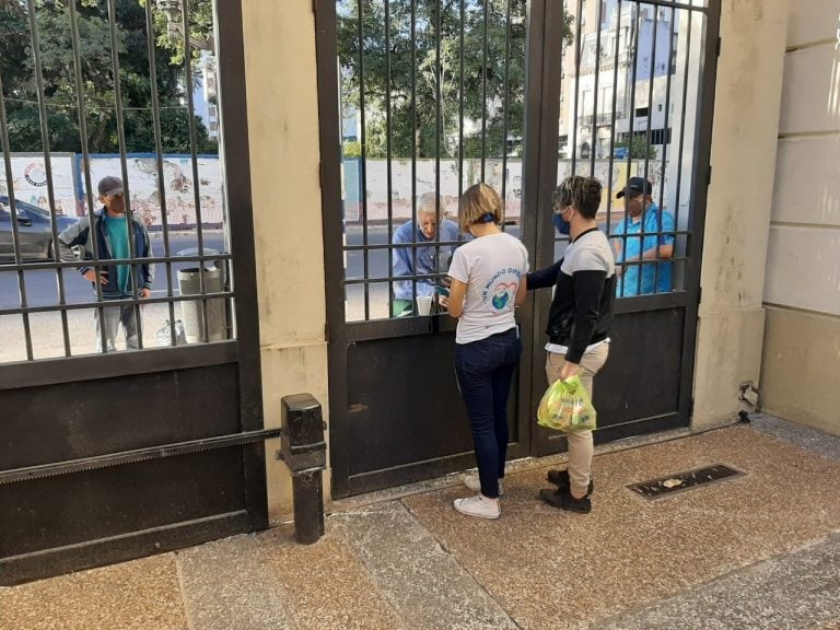 Los voluntarios de la fundación "Un mundo diferente" siguen trabajando durante la pandemia.