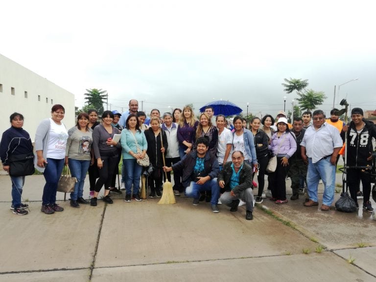 El secretario Sánchez junto a integrantes y personal de Desarrollo Humano y vecinos, en una pausa de la tarea que se lleva adelante en Alto Comedero.