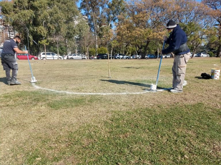 Los círculos fueron pintados en el Parque de las Colectividades para marcar las distancias entre quienes hagan picnis el fin de semana. (Radio 2)