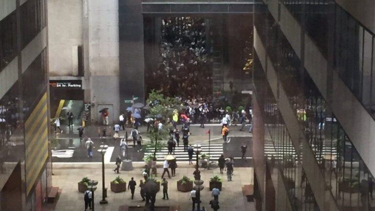 El edificio del BNP Paribas fue evacuado. (Foto:CNN)