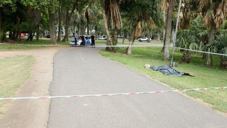 Hallaron el cadáver de un indigente en el parque Independencia