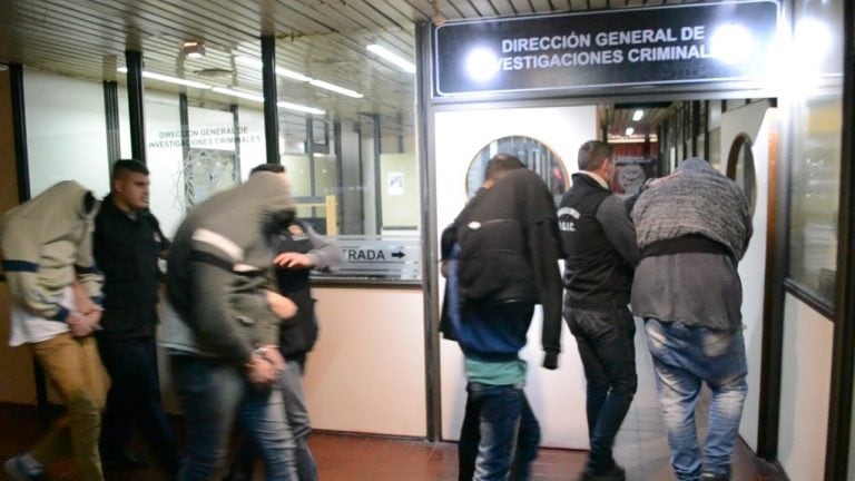 La banda se dedicaba al robo de autos con inhibidores de alarmas y hay al menos 12 detenidos.