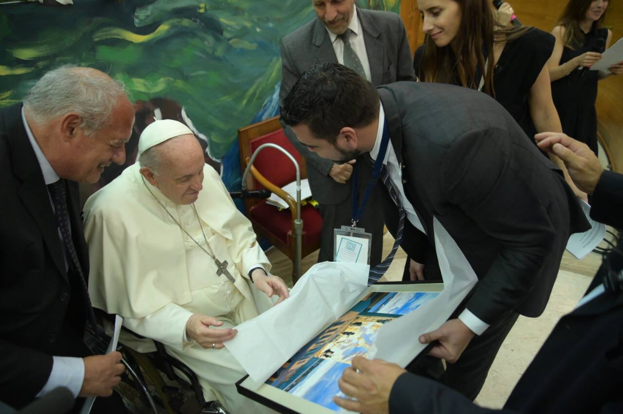 Vuoto hiso entrega de un presente al Papa Francisco. El presente es un cuadro del Monumento a los Veteranos de la Guerra de Malvinas y a los Caídos en Combate, de la Plaza Islas Malvinas, de ciudad de Ushuaia.