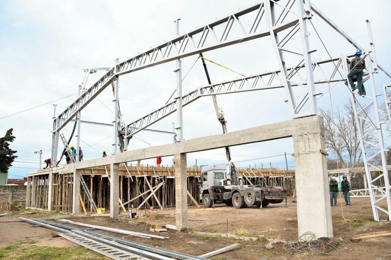 Obra del natatorio municipal en Quequén