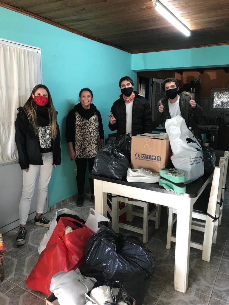 Los chicos junto a Julia Rigo, la vecina del barrio San Francisco que ayuda a sus vecinos.