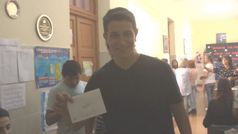 Pablo Massei emitiendo su voto.