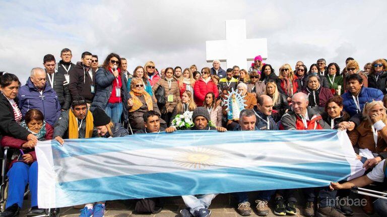 Bandera Argentina en el cementerio Darwin - Islas Malvinas