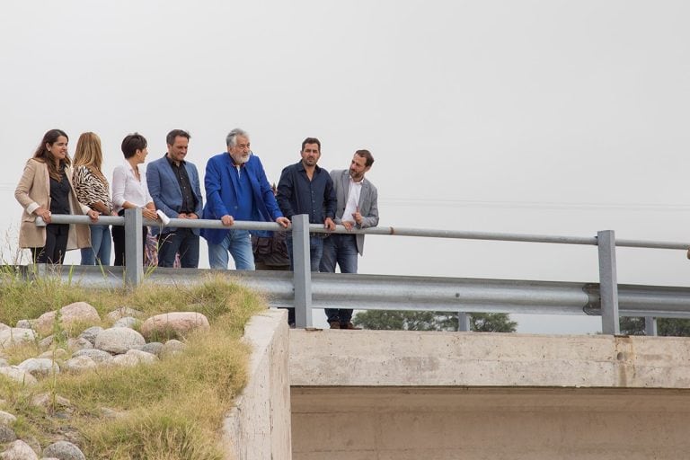 Los funcionarios recorrieron la cuenca.