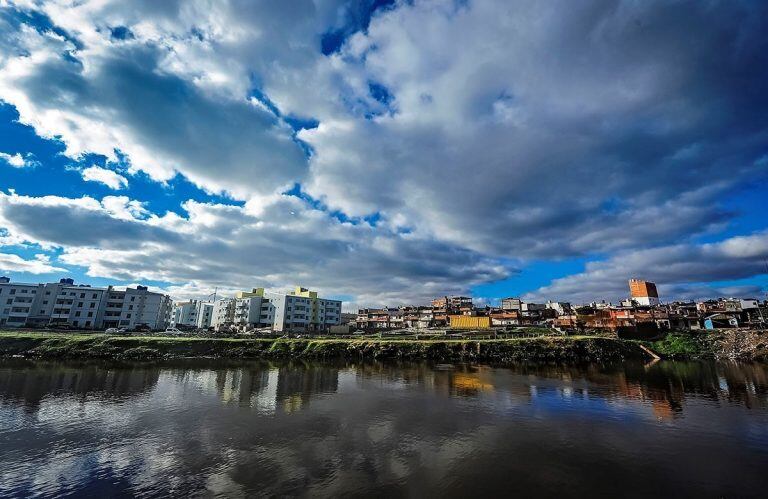 Una vista de la villa 21-24 y de las viviendas a donde se mudarán parte de sus habitantes. Las nuevas estarían habilitadas a fin de año. (Foto Rubén Digilio)