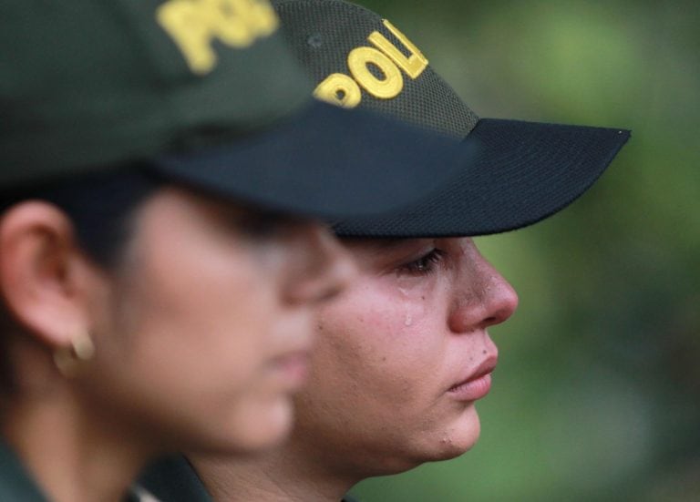 AME9305. CALI (COLOMBIA), 18/01/2019.- Una mujer policía llora durante un evento conmemorativo frente a un monumento a la Policía este viernes en Cali (Colombia), donde la ciudadanía se reúne para mostrar su solidaridad luego del atentado con un carro bomba que dejó por lo menos 21 personas muertas ayer en la escuela de cadetes General Santander, en Bogotá. EFE/ Ernesto Guzman Jr colombia  explosion coche bomba en la Escuela General Santander de la Policia Atentado suicida en la academia policial tragedia cadetes heridos y muertos