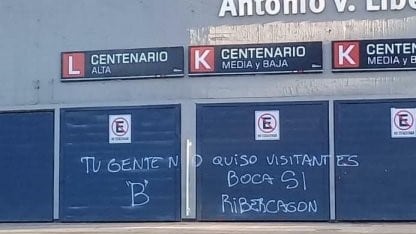 Pintadas en el Monumental contra River en la previa a la serie copera frente a Boca.